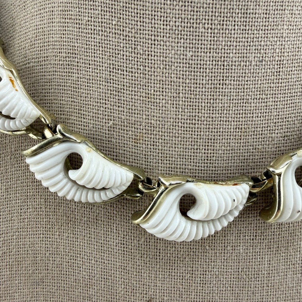 Vintage Coro Necklace White Gold Tone Thermoset Swirl Shell Link 14"